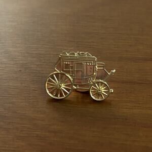 Old Western Stagecoach Carriage Horse-Drawn Wagon Gold Wells Fargo Lapel Pin
